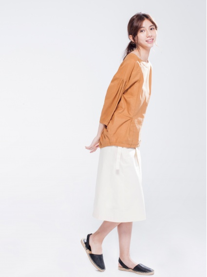 打摺立體上衣-卡其