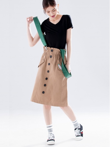 鈕釦配色吊帶中長裙-卡其