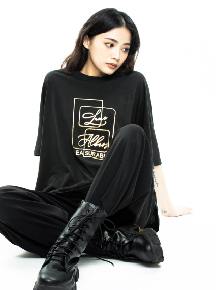 落肩寬鬆燙金男友T-黑