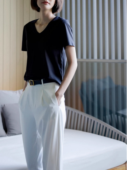 V領桑蠶絲涼感T-黑