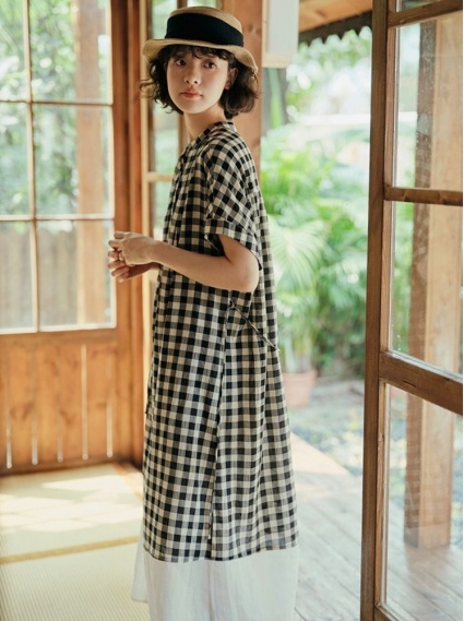 日系棉麻格紋長洋-黑